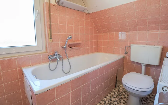 Das Tageslichtbad (ca. 3 m²) im DG