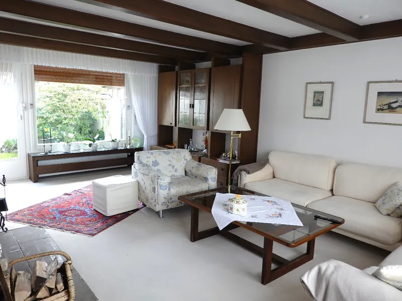 Das ca. 31 m² große Wohnzimmer...