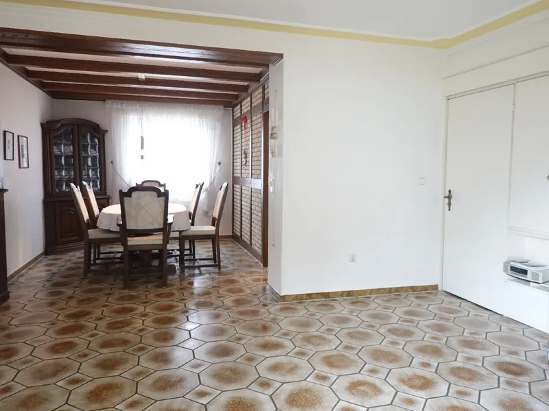 Das ca. 25 m² große Esszimmer...