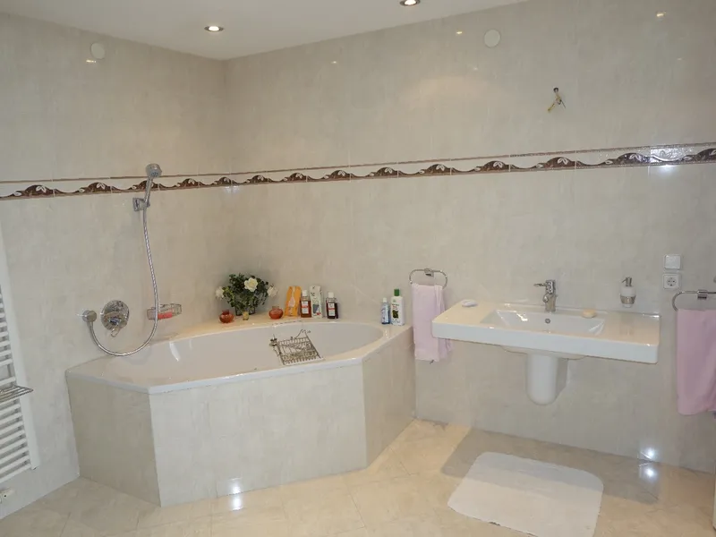Hauptbad im DG mit Eckbadewanne...