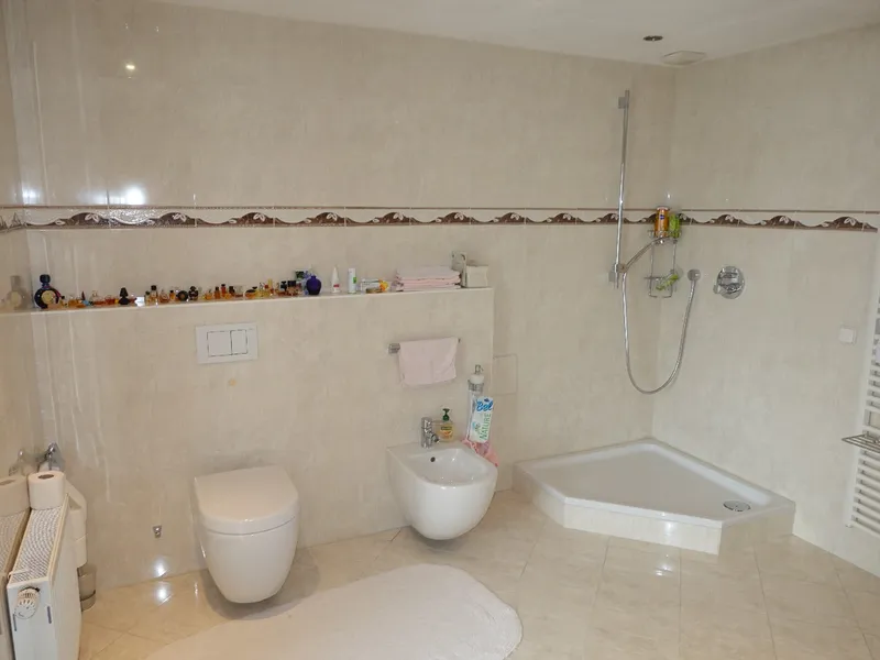 ...Dusche, Bdet und WC