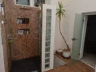 Dusche im Lichthof und Zugang zur Sauna