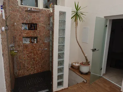 Dusche im Lichthof und Zugang zur Sauna