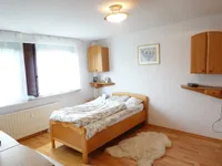 Das Schlafzimmer bietet...