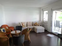 Wohnzimmer mit direktem Balkonzugang
