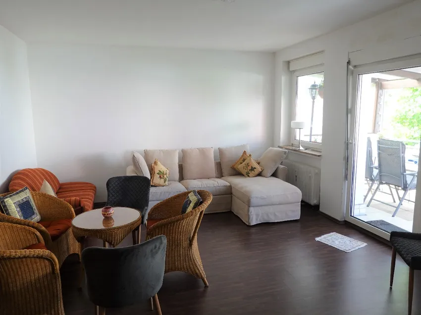 Wohnzimmer mit direktem Balkonzugang