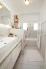 Modernes Bad mit Wanne