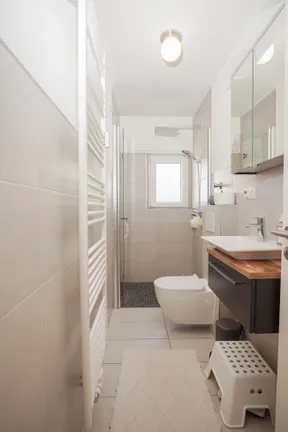 Gäste- WC mit Walk-In-Dusche