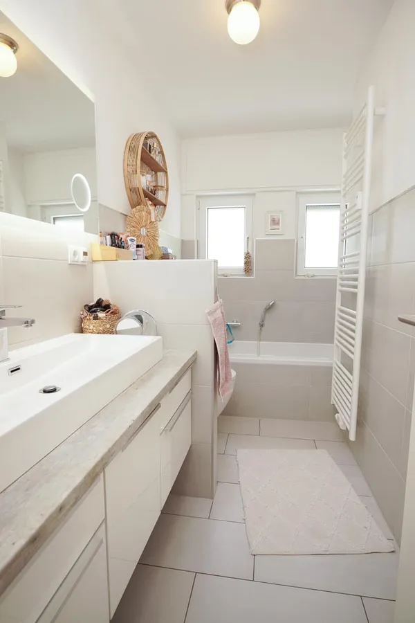 Modernes Bad mit Wanne