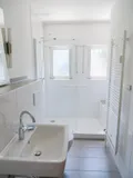 Modernes Bad mit großer Walk-In-Dusche