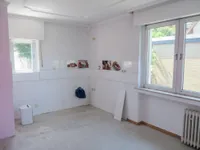 Die Küche mit Zugang zum Wohn-/Esszimmer