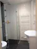 ...modernes Badezimmer mit Walk-In Dusche