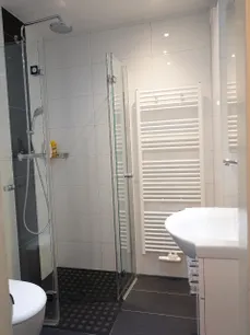 ...modernes Badezimmer mit Walk-In Dusche