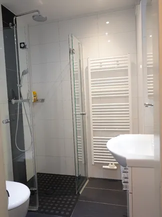 ...modernes Badezimmer mit Walk-In Dusche