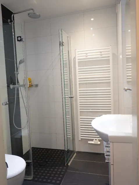 ...modernes Badezimmer mit Walk-In Dusche