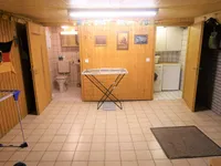 Waschküche mit Kellerbad mit Dusche