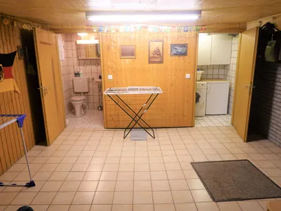Waschküche mit Kellerbad mit Dusche