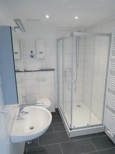 Modernes Badezimmer