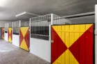 Pferdestallungen im Gebäude