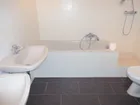 Modernes gefliestes Badezimmer