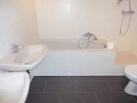 Modernes gefliestes Badezimmer