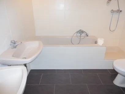 Modernes gefliestes Badezimmer