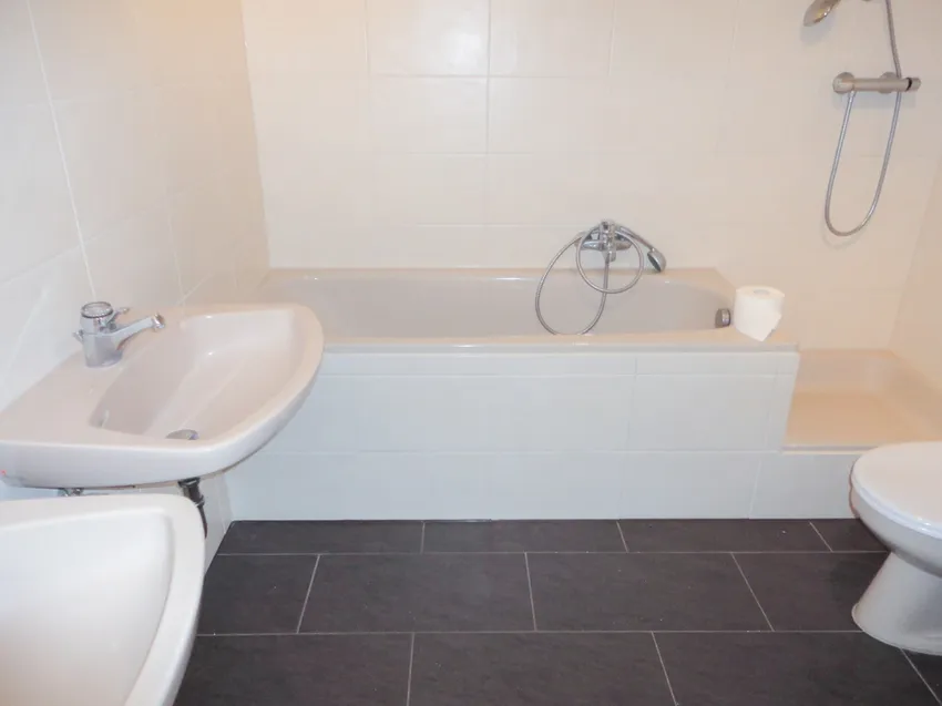 Modernes gefliestes Badezimmer