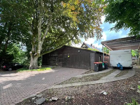 Garage und Stellplatz