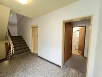 Gepflegtes Treppenhaus mit Aufzug
