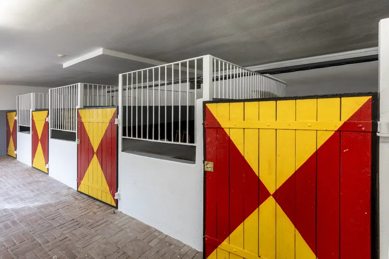 Pferdestallungen im Gebäude