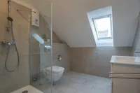 Modernes Bad mit Dusche
