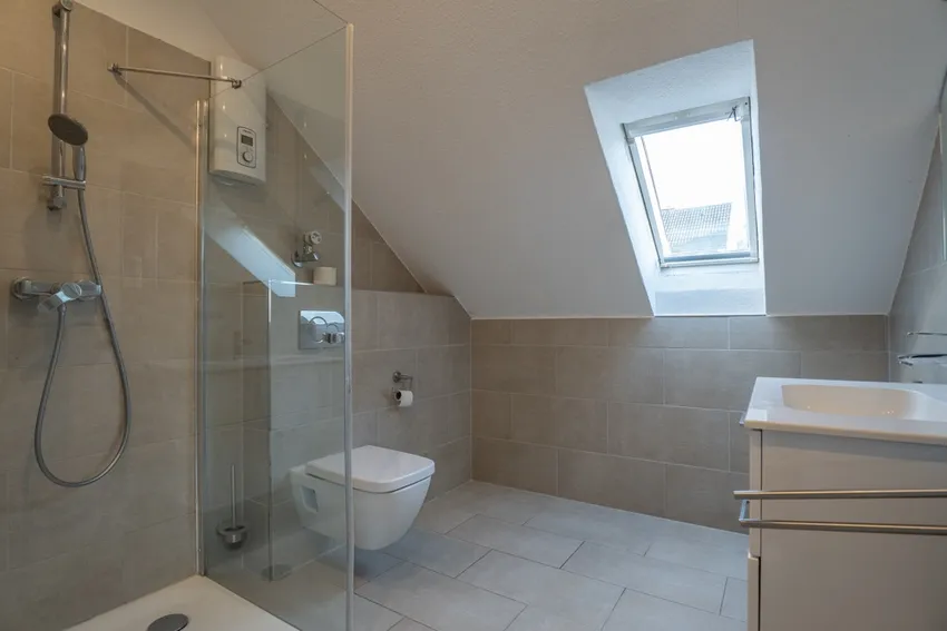 Modernes Bad mit Dusche