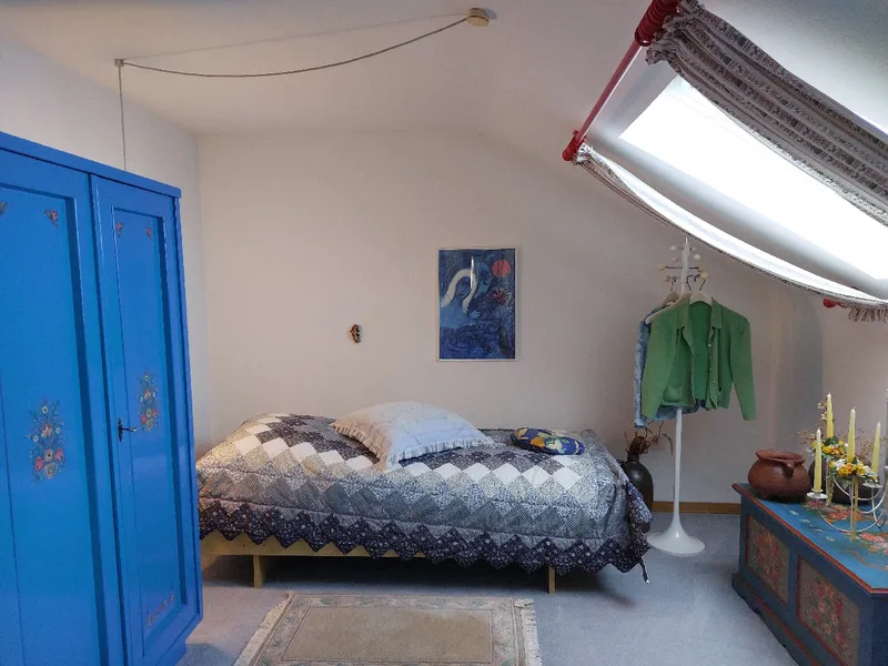 Ein gemütlicher Schlafraum im DG