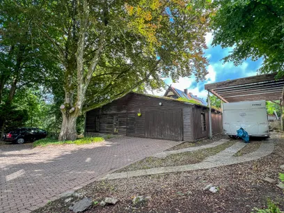 Garage und Stellplatz