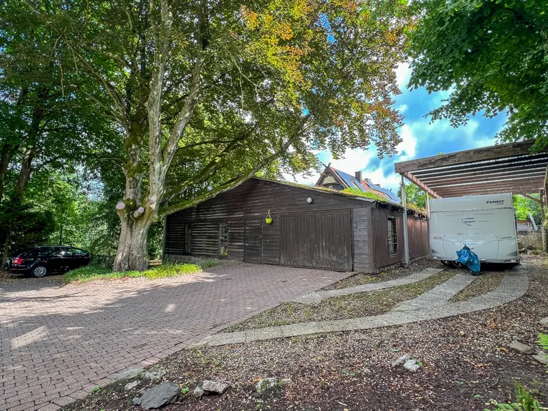 Garage und Stellplatz