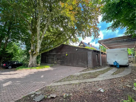 Garage und Stellplatz