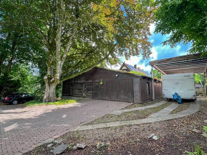 Garage und Stellplatz