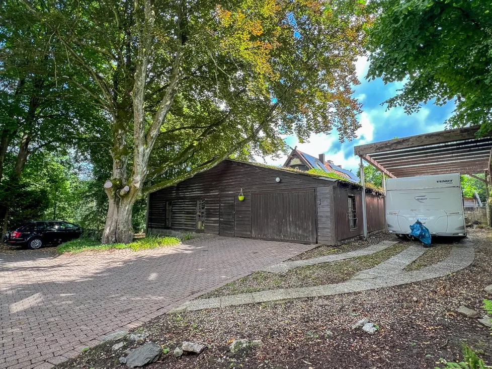 Garage und Stellplatz