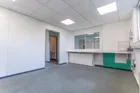 Büro mit Fenster zum Empfang