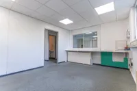 Büro mit Fenster zum Empfang
