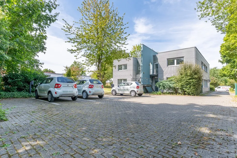 Parkplätze mit 4 Elektro-Ladesäulen