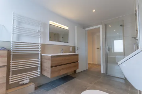 Mit Dusche und Badewanne