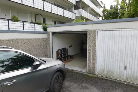 Garage direkt hinter dem Haus