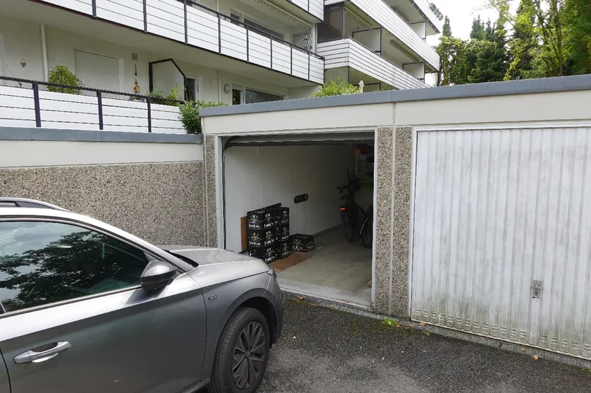 Garage direkt hinter dem Haus
