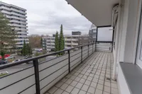 Ca. 12 m² große überdachte Balkon