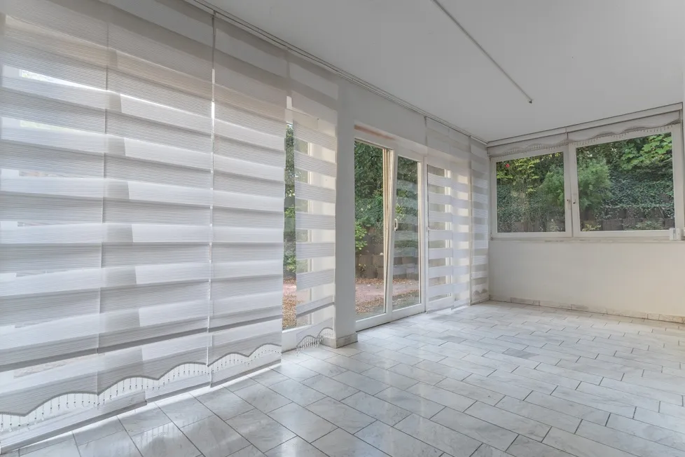 Bodentiefe Fensterfront zur Terrasse