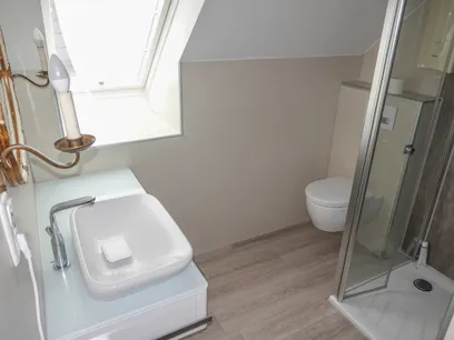 Das moderne Tageslichtbad mit Dusche