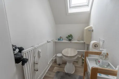 Separates WC mit Fenster