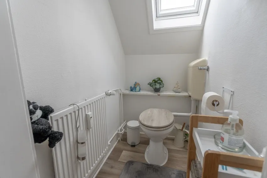 Separates WC mit Fenster