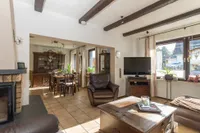 Offener Wohn-Essbereich mit Kamin